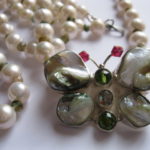 butterfly-pendant-pearl-necklace